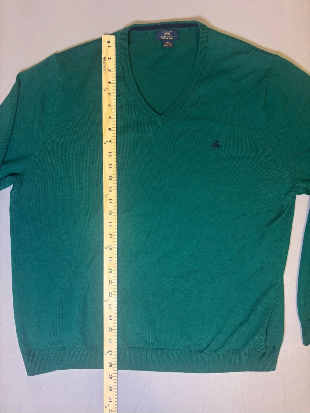 Brooks Brothers Men's V-Neck Sweater in Green. Navy Logo Size XXL Merino Wool